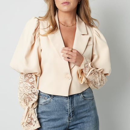 Blazer court tendance avec dentelle